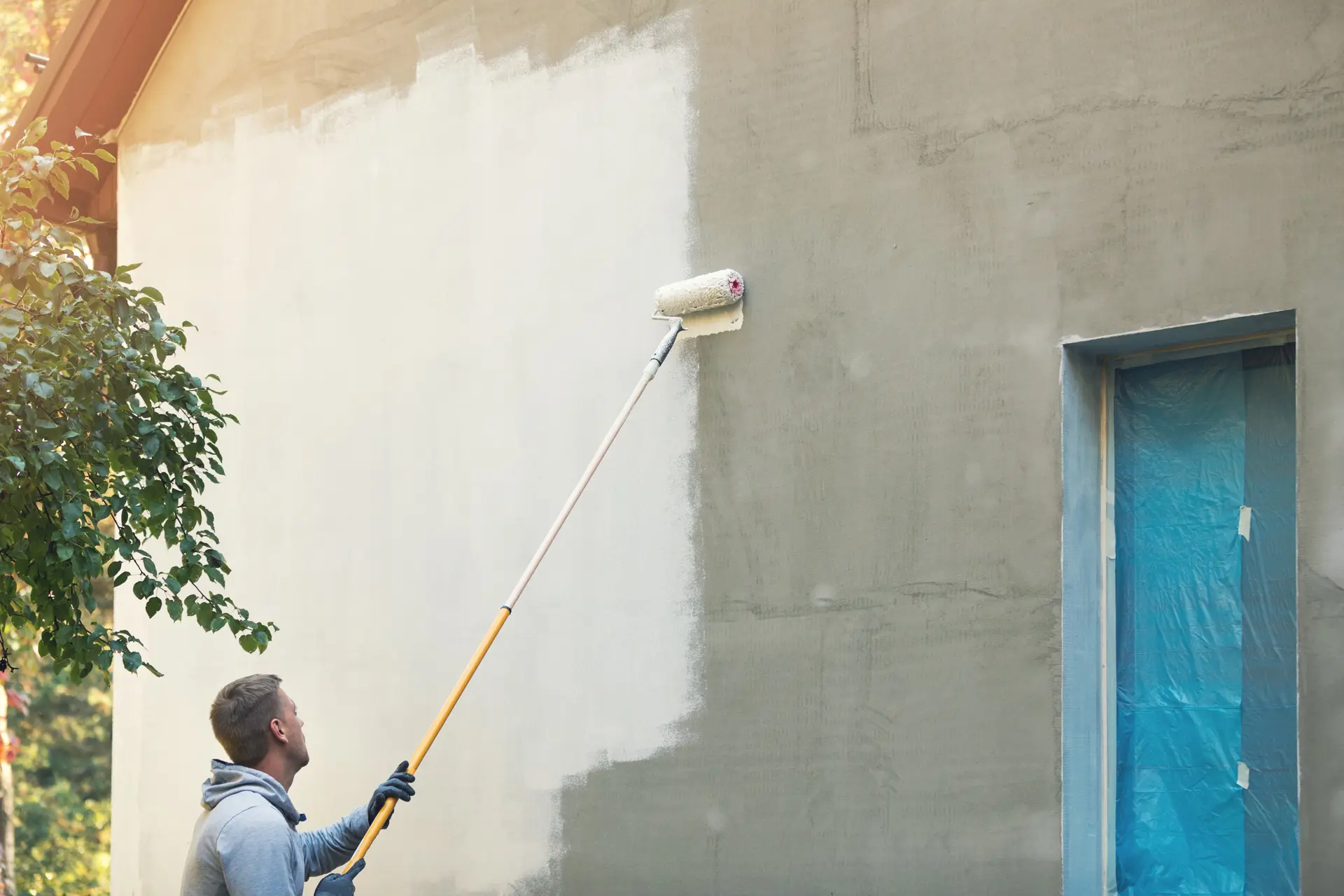 Pintor trabajando en una fachada en Jaén